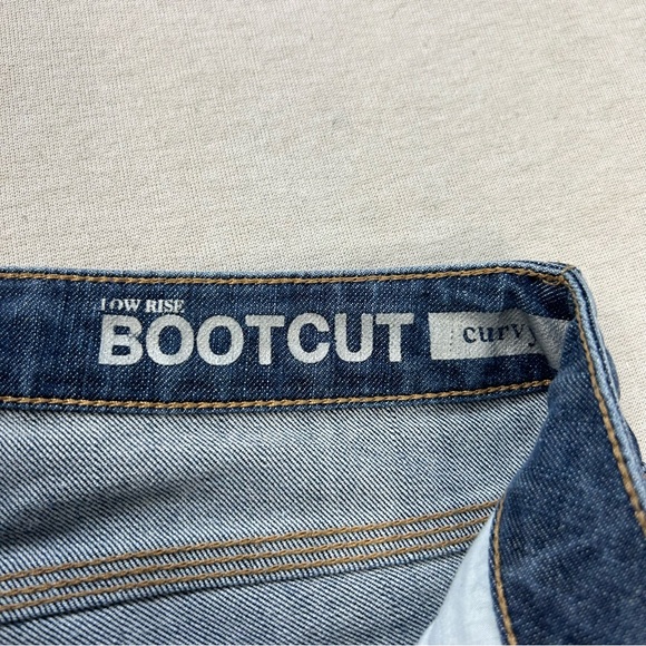 New York & Company PETITE Low Rise Boot Cut Curvy Medium Wash Jeans W - Picture 10 of 10